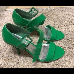 L.e.i green heels size 7